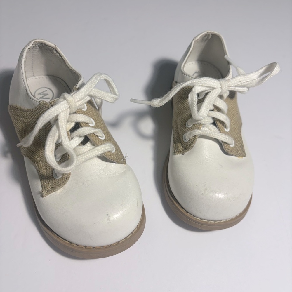 Willits two tone Saddle Oxford toddler lace up closure shoes.Size 7D white/beige